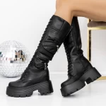 Stiefel auf der schwarzen 3WL21 -Plattform Mei