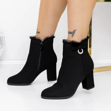 Kurze Stiefel mit einem dicken 3FZ1 -Absatz schwarz | Mei