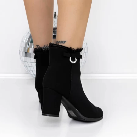 Kurze Stiefel mit einem dicken 3FZ1 -Absatz schwarz | Mei