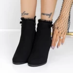 Kurze Stiefel mit einem dicken 3FZ1 -Absatz schwarz | Mei