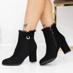 Kurze Stiefel mit einem dicken 3FZ1 -Absatz schwarz | Mei