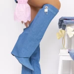 Stiefel auf der 3xkk38 Blue -Plattform Mei