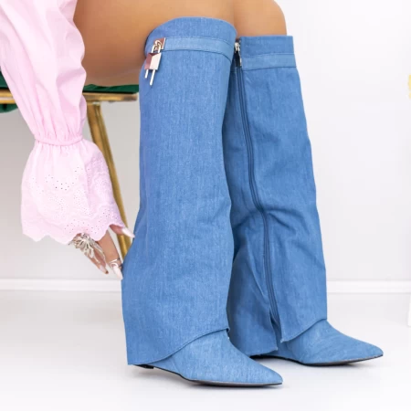Stiefel auf der 3xkk38 Blue -Plattform Mei