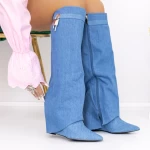 Stiefel auf der 3xkk38 Blue -Plattform Mei