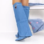 Stiefel auf der 3xkk38 Blue -Plattform Mei