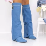 Stiefel auf der 3xkk38 Blue -Plattform Mei