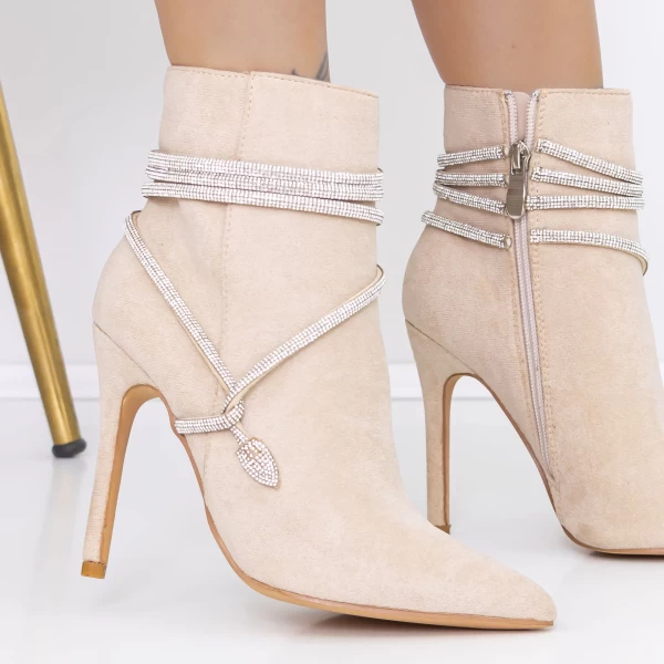 Kurze Stiefel mit einem dünnen Absatz 3xkk32 Beige | Mei