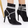 Kurze Stiefel mit einem dünnen Absatz 3xkk32 Black | Mei