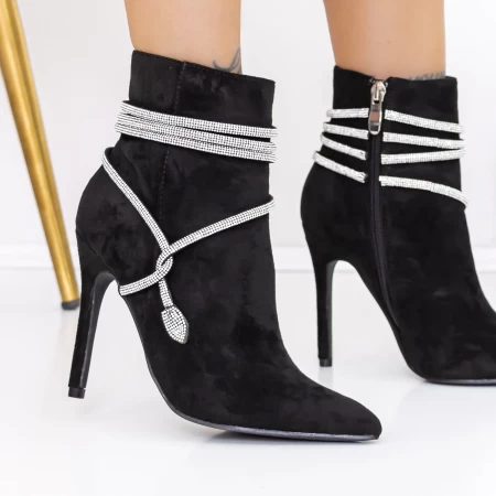 Kurze Stiefel mit einem dünnen Absatz 3xkk32 Black | Mei