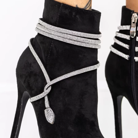 Kurze Stiefel mit einem dünnen Absatz 3xkk32 Black | Mei