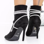 Kurze Stiefel mit einem dünnen Absatz 3xkk32 Black | Mei