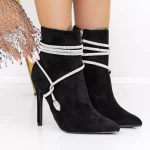 Kurze Stiefel mit einem dünnen Absatz 3xkk32 Black | Mei