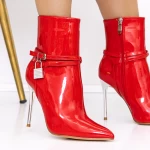 Kurze Stiefel mit einem dünnen Absatz 3xkk31 Rot Mei