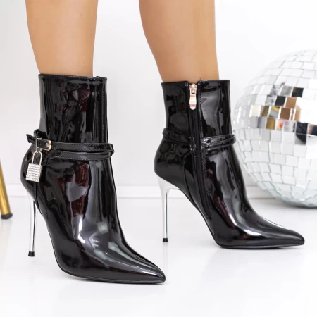 Kurze Stiefel mit einem dünnen Absatz 3xkk31 Black | Mei