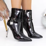 Kurze Stiefel mit einem dünnen Absatz 3xkk31 Black | Mei