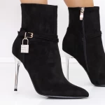Kurze Stiefel mit einem dünnen Absatz 3xkk31 Black | Mei