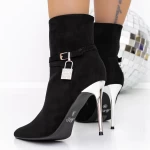 Kurze Stiefel mit einem dünnen Absatz 3xkk31 Black | Mei