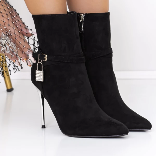Kurze Stiefel mit einem dünnen Absatz 3xkk31 Black | Mei