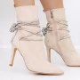 Kurze Stiefel mit einem dünnen Absatz 3xkk30 Beige Mei