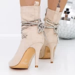 Kurze Stiefel mit einem dünnen Absatz 3xkk30 Beige Mei