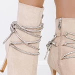 Kurze Stiefel mit einem dünnen Absatz 3xkk30 Beige Mei