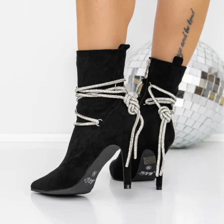 Kurze Stiefel mit einem dünnen Absatz 3xkk30 Black | Mei