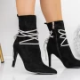 Kurze Stiefel mit einem dünnen Absatz 3xkk30 Black | Mei