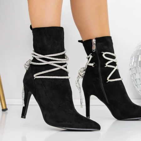 Kurze Stiefel mit einem dünnen Absatz 3xkk30 Black | Mei