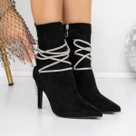 Kurze Stiefel mit einem dünnen Absatz 3xkk30 Black | Mei