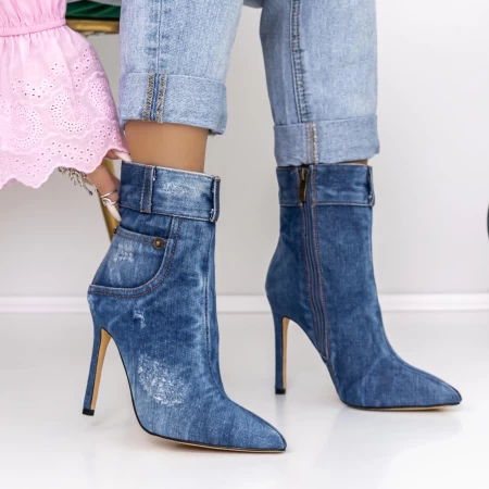 Kurze Stiefel mit einem dünnen Absatz 3ou3 Blau Mei