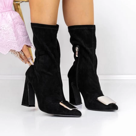 Kurze Stiefel mit einem dicken 3KV21 -Fersenschwarz | Mei