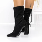 Kurze Stiefel mit einem dicken 3KV21 -Fersenschwarz | Mei