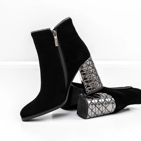 Kurze Stiefel mit einer dicken Ferse K9071-80B Black Jose Simon