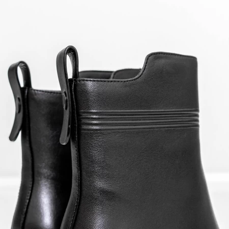 Kurze Stiefel mit einer dicken Ferse K107-55-B81A Black Jose Simon