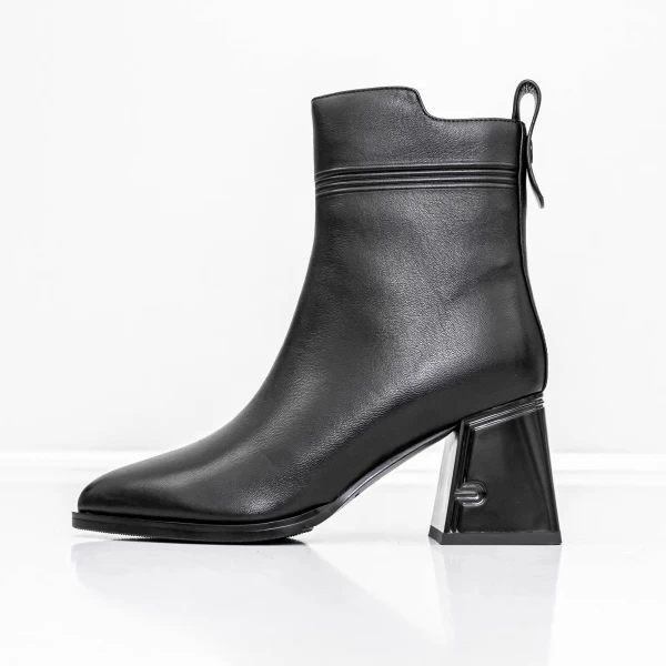 Kurze Stiefel mit einer dicken Ferse K107-55-B81A Black Jose Simon