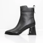Kurze Stiefel mit einer dicken Ferse K107-55-B81A Black Jose Simon