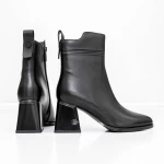 Kurze Stiefel mit einer dicken Ferse K107-55-B81A Black Jose Simon