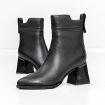 Kurze Stiefel mit einer dicken Ferse K107-55-B81A Black Jose Simon