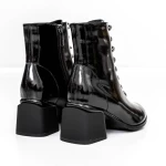 Kurze Stiefel mit einer dicken Ferse K577-16d Black Jose Simon