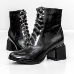 Kurze Stiefel mit einer dicken Ferse K577-16d Black Jose Simon