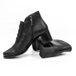 Kurze Stiefel mit einer dicken Ferse KD3-1B Black Jose Simon