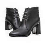 Kurze Stiefel mit einer dicken Ferse M01-01 Black Jose Simon