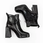 Kurze Stiefel mit einer dicken Ferse M03-03 Black Jose Simon