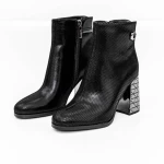 Kurze Stiefel mit einer dicken Ferse K9071-61B Black Jose Simon