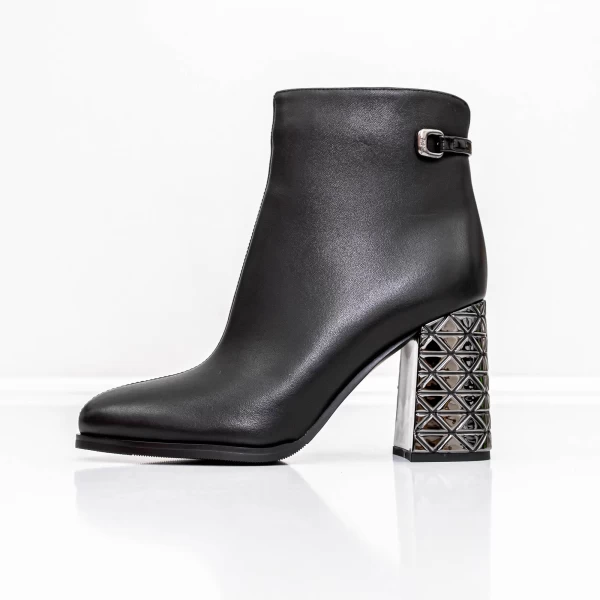 Kurze Stiefel mit einer dicken Ferse K9071-61A Black Jose Simon