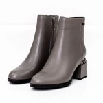 Kurze Stiefel mit einer dicken Ferse K5830-5046B Grey Jose Simon