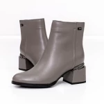 Kurze Stiefel mit einer dicken Ferse K5830-5046B Grey Jose Simon