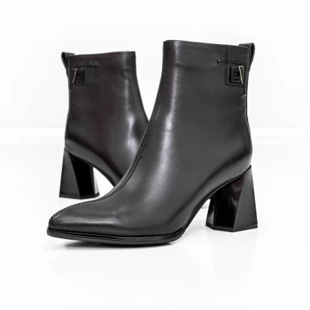 Kurze Stiefel mit einer dicken Ferse K5826-5049A Black Jose Simon