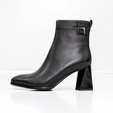 Kurze Stiefel mit einer dicken Ferse K5826-5049A Black Jose Simon