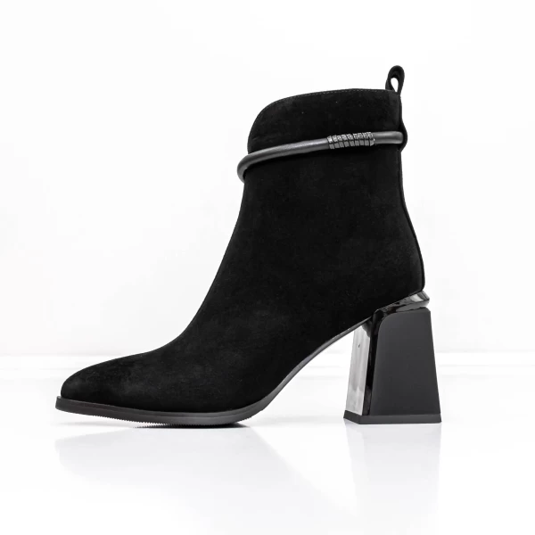 Kurze Stiefel mit einer dicken Ferse K143-55-A241A Black Jose Simon